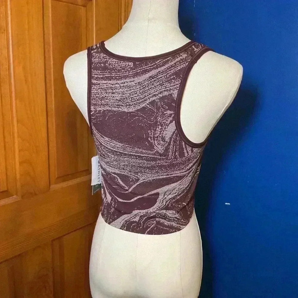 Athleta Aurora Cropped Rib Tank V Neck Maroon Swirl. Size Small - Picture 3 of 8